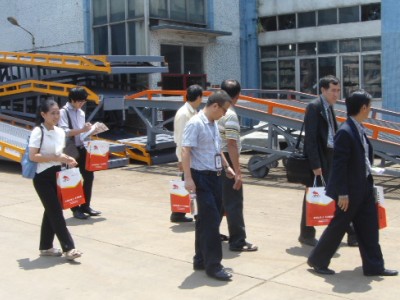 考察團(tuán)對(duì)牛力登車橋產(chǎn)品流連忘返