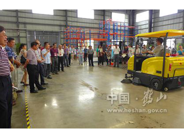 向省、市領(lǐng)導(dǎo)展示操作牛力電動掃地車