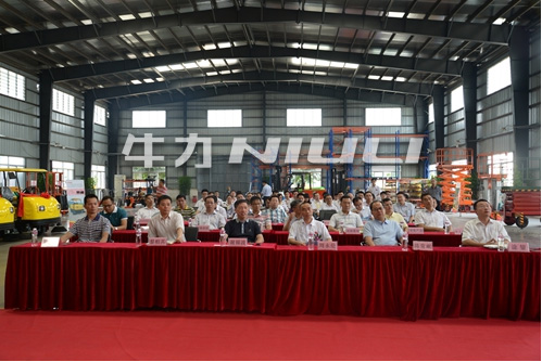 粵科投資牛力簽約儀式暨牛力捐贈(zèng)智能清潔車