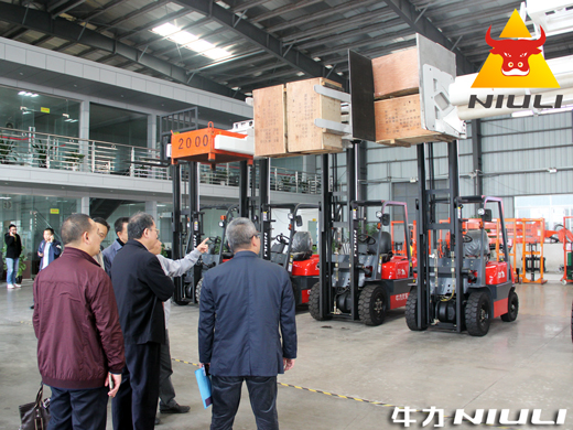 企業(yè)負(fù)責(zé)人介紹牛力內(nèi)燃與電動(dòng)叉車(chē)系列產(chǎn)品
