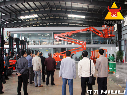 省經(jīng)信委副主任等領(lǐng)導(dǎo)到牛力公司調(diào)研考察