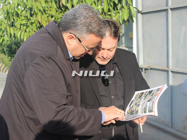 西班牙吉胡埃洛市長與同行人員討論牛力產(chǎn)品