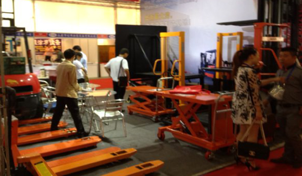 牛力參展產(chǎn)品：手動(dòng)搬運(yùn)車、內(nèi)燃叉車等