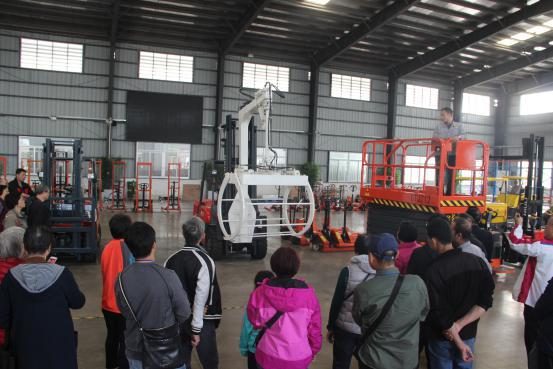 香港同胞返鄉(xiāng)文化參訪團(tuán)參觀牛力